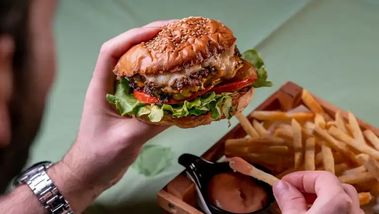 Hamburgerlerde Şok Keşif! Gıda Sahtekarlığı Operasyonu